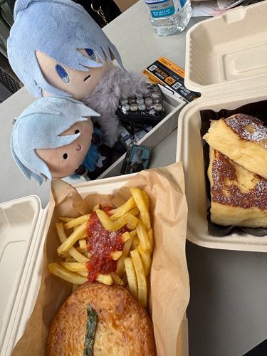 あるじと　ふーどふぁいとかな
んまのおれが　ほぼたべたかな
