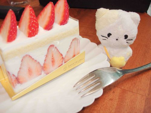 ほわいとでーは いちごのけーき🍓 いちごってほんとにおいしーよな！