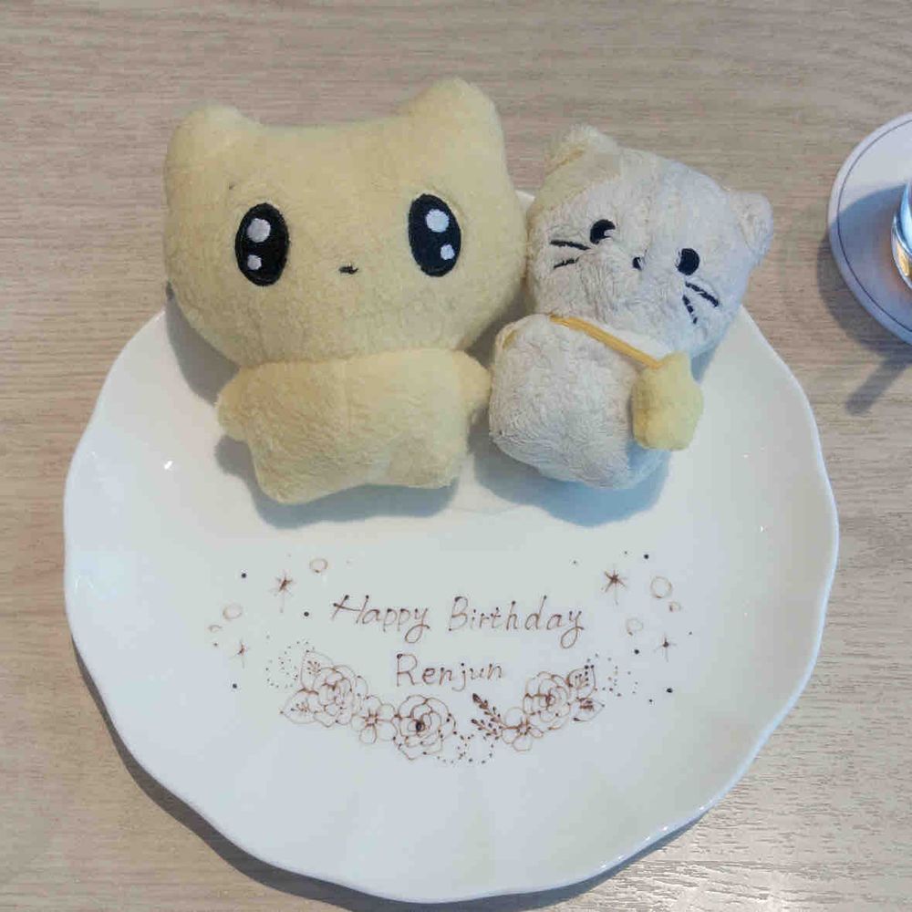 きょうは おれににたうたうまいやつのおたんじょうび！✨️いつもきらきらかわいくてかっこいいんだ〜( ฅ^ ._. ^ฅ )これからもたくさんおうたきけるといいな〜