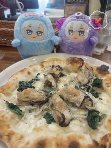 これはかき🦪のピザ…そーちゃん、タバスコはちょっとまって！！！まずは「そざいのあじ」たのしもーぜ！な！