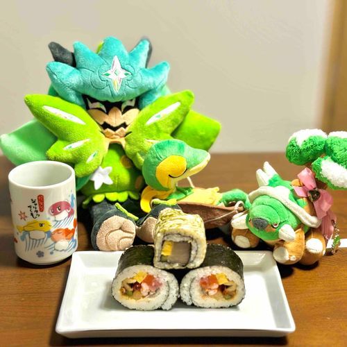 久しぶりの投稿になっちゃった！
昨日は 恵方巻きを食べたよ🐟オーガポンと 巳年だからツタージャも一緒に！