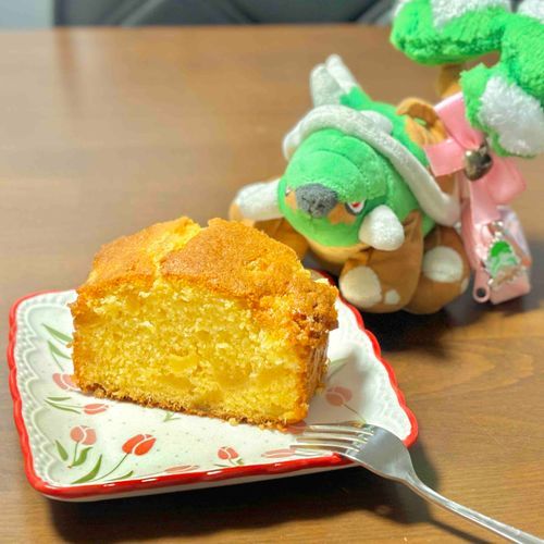 キャラメリゼしたりんごを入れて焼いた パウンドケーキだよ🍴
