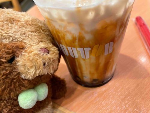 タピオカ黒糖ミルク大好きなんだ！
おさんぽの途中で休憩したときに買ってもらったよ。
