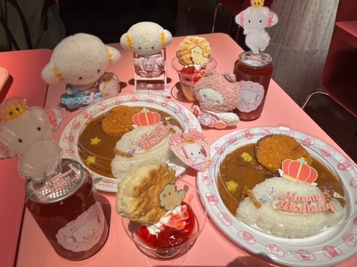 みんなでこぎみゅん🤍をお祝いしにピューロランドにいきましたみゅん☺️🤍こぎみゅん型のカレーライス🍛ですみゅん☺️🤍