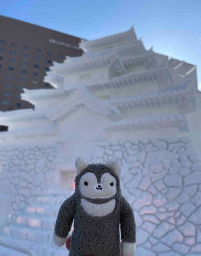雪まつりに行って来たよ
雪像には最適の快晴真冬日
夜にはプロジェクションマッピングで更に華やかになるみたいだよ！
