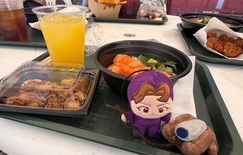 ごらんユリコ、北海道のご飯だよ。(飲み物だけ沖縄だよ。)