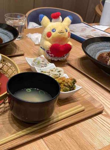 ちょこんとテーブルにいるのかわいい🥰