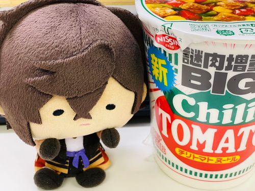 🍴伽羅：んま…？
(あるじ：今日のお昼ごはんだよ。あるじね、カップ麺の中ではコレが1番好きなんだ✨)