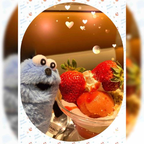 イチゴ　の　きせつだねー。ふわぁー
