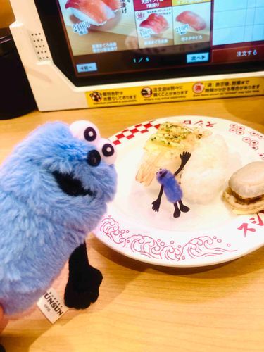 きょうは　おすしを　たべにきたよっ