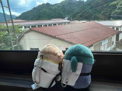 あるじのゆうじんほんまるのものよしくんといっしょにおでかけだよ。おたがいほんまるのはつわきざしだからね、つもるはなしもあるってものだ。