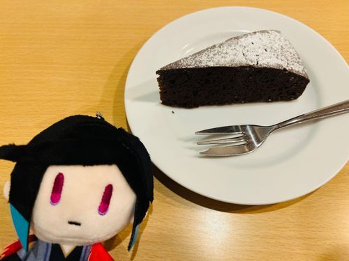 おさんぽのおれがけんげんしたぞ。まずはけーきでしんぼくをふかめることからはじめよう。