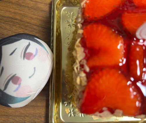 あるじぃとけーきをたべたぞ
いちごがあまずっぱくておいしかったな
