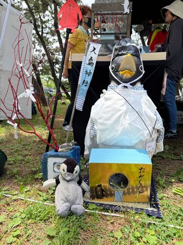 ぺんちゃん、きのういつの間にか おうちで寝てたみたい
まだ見てもらいたいお写真あるのよ！

んとね、これは『ぺんぎんじんじゃ』の神主さんと、お写真撮ってもらたやつ
『人鳥神社』を『ぺんぎんじんじゃ』って読むんだよ！
ぺんちゃん、漢字よめてすごいでしょー(*,,ÒㅅÓ,,) 