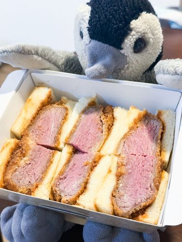 んふー！
おいしそね( ,,ÒωÓ,, )
ぺんちゃんカツサンドたびるよ

ぺんちゃんこれたびたーいって、いーちゃんと新大阪駅まで行って買てきたのよ
ぜんぶたびちゃいたいけど、いーちゃんとはんぶんこ
ぺんちゃんえらーい！