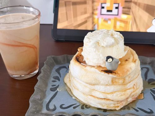 ぺんちゃんね、ホトケーキだいすき！
いーちゃん、ぺんちゃんたびるの遅いから、ゆっくりたびれるようにお持ち帰りしてくれたの(◍ ´꒳` ◍)

ふわふわなホトケーキ！
お空のくもみたい！！
のってみたかったから、いーちゃんにお願いしてお写真のところで乗せてもらったの
ぺんちゃん、ほんとにのってるみたいでしょ〜(⌯˃̶᷄ ⁻̫ ˂̶᷄⌯)