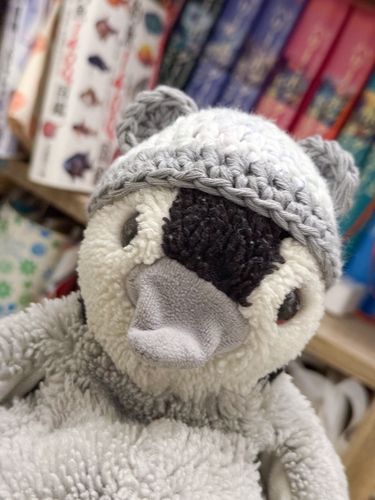 みてみてー！！
いーちゃん、ぺんちゃんにプゼレントしてくれたの
お帽子かわいーね
ぺんちゃんにぴったりじゃない？？