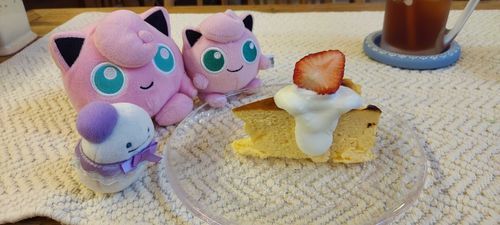 デザートはバスクチーズケーキ。プリンちゃんとぷりとおばけちゃんも興味津々。かわいいね