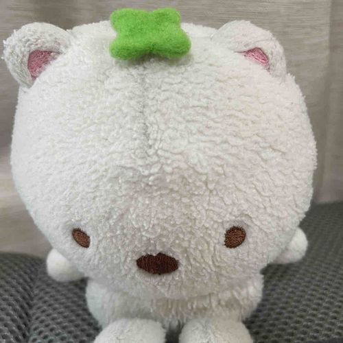 トマトのヘタを乗せられてご機嫌ななめなクマ