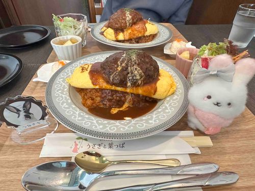 うさぎと葉っぱっていう、うさぎ好きの方がやってるカフェ行って来た！
フルーツティーソーダがめちゃくちゃゴロゴロ入ってて美味しかったし、ご飯もボリューミーだった！
