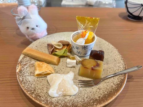 ココムー、今回はほうじ茶3種飲み比べ会に来たよ
お菓子いっぱいだねー！
最後に茶かぶきして、5種の飲み比べになったね。
1つしか正解しなかったけど、楽しかった