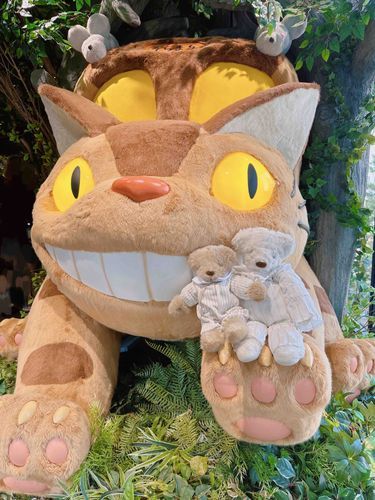 ソラマチおさんぽ〜パート1〜
（パート2まであるくぅ）

きのうのつづきくぅ🫧
ソラマチをブラブラおさんぽしてたら、どんぐりきょうわこくをはっけんくぅ💕
ネコバスさんのまえあしに のせてもらえて うれしかったくぅ🐈🚌💕
いきさきが、そらまちいきになってるくぅ👀