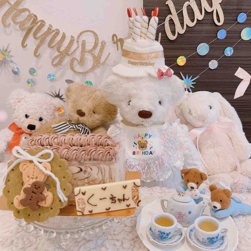 きょうは くーのたんじょうびくぅ💕
アイスケーキをたべて おいわいしてもらったくぅ🎂🍨

3まいめは、1ねんかんのおもいでくぅ🫧
のせたい おしゃしんがありすぎて 小さくなっちゃったくぅ😆

4まいめは、小さいころのくー🐻‍❄️
けのりょうが ぜんぜんちがうくぅ🤭

ふわもこsnsをはじめて、もう少しで1ねんたつくぅ✨
たくさんの ふわもこちゃんとなかよくなれて、くーはうれしいくぅ💕
いつもありがとくぅ💕