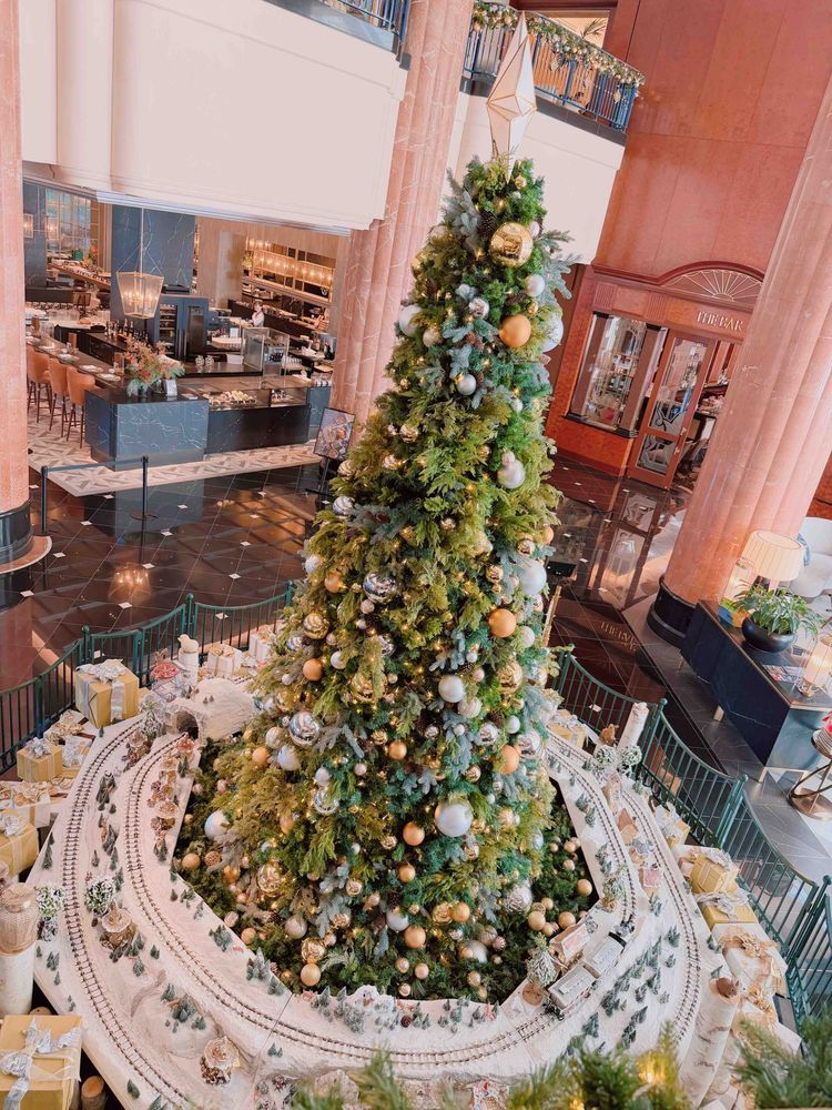 恵比寿のお散歩〜最終回くぅ🎄

ガーデンプレイスを歩いた後は、ずっと見に行きたかったウェスティンホテルのクリスマスくぅー🎄
よくみると電車やゴンドラが動いてて可愛いかったくぅー✨
クリスマスの雰囲気だいすきくぅー🎅