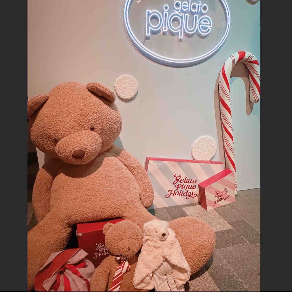 ジェラピケポップアップ🧸
〜パート2〜

1枚目うえの方にのぼってるクマさんみえるくぅかなぁ💗
おっきいクマさんもいて、ちょっと緊張しちゃったくぅ🥺

3枚目のクマさんのお尻がかわいすぎて思わず支えちゃったくぅ🐻‍❄️

ご主人は、お土産もしっかり購入してたくぅ🥺毎日かばんにつけてるくぅ🧸
くーも毎日つれてってほしいくぅ💗