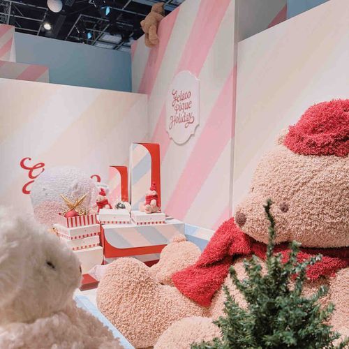 ジェラピケポップアップ🧸
〜パート2〜

1枚目うえの方にのぼってるクマさんみえるくぅかなぁ💗
おっきいクマさんもいて、ちょっと緊張しちゃったくぅ🥺

3枚目のクマさんのお尻がかわいすぎて思わず支えちゃったくぅ🐻‍❄️

ご主人は、お土産もしっかり購入してたくぅ🥺毎日かばんにつけてるくぅ🧸
くーも毎日つれてってほしいくぅ💗