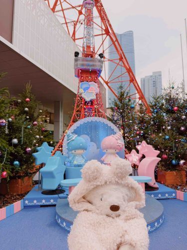 のせれていなかったお写真たちくぅー🎄
クリスマスのお写真がまだあって申し訳ないくぅ🥺
よかったらみてもらえたら嬉しいくぅ💦

1.2枚目はキキララちゃん50周年を記念したイルミネーションくぅ🗼
ずっと見にいきたくて、ギリギリ間に合ったくぅー✨

4枚目は実家のお写真くぅ🧸
前にも似たようなお写真をアップしたんだけど、これはクマさん大集合バージョンくぅ💗