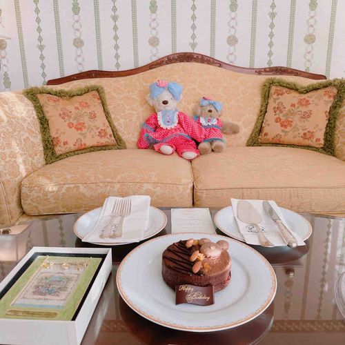 きょうはご主人のお誕生日くぅ🎂
お部屋に入ったら、くーの大好きなチョコレートケーキがぁ💕
お庭もお散歩したくぅ🌸