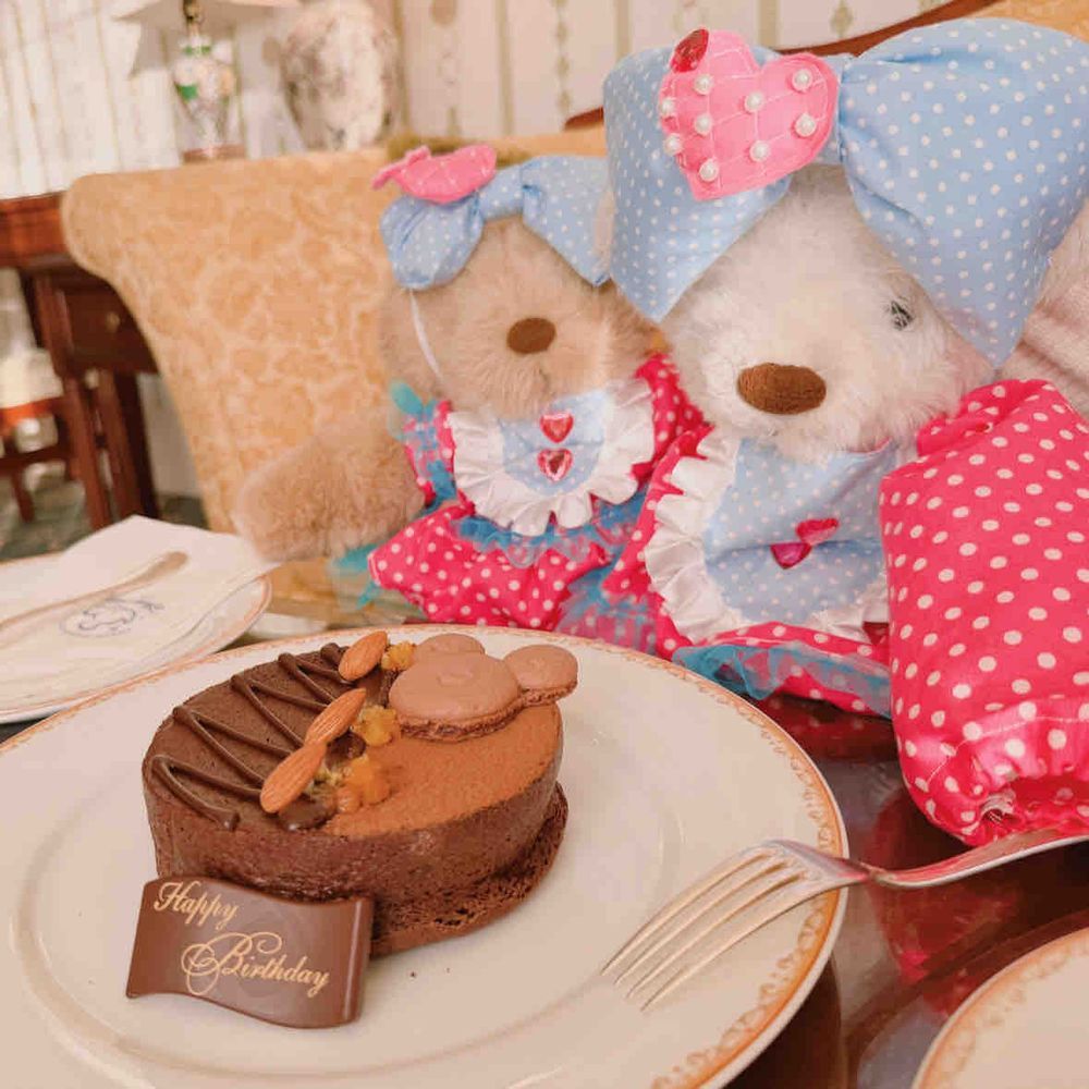 きょうはご主人のお誕生日くぅ🎂
お部屋に入ったら、くーの大好きなチョコレートケーキがぁ💕
お庭もお散歩したくぅ🌸