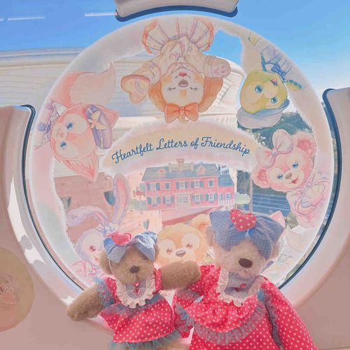 ダッフィー＆フレンズ20周年の
リゾラにのれたくぅー💕
ふわふわだったくぅ🫧
イスもふわふわしてるのみえるくぅかなぁ💕
手すりもとっても可愛いかったくぅー💕