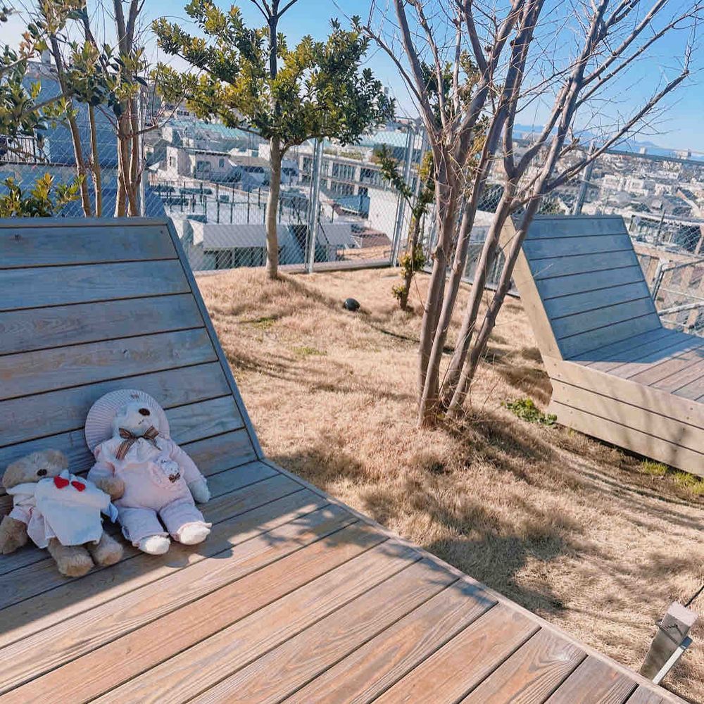 週末はお散歩へ行ってきたくぅ🫧
とっても大きなイスがって、ふわもこちゃん達みんなで座りたいなって思ったくぅ💕

1枚目はぽーちゃんが右向いちゃうからご主人がこっちだよ言ってるくぅ🤭
2枚目はお空を見上げるくぅー🫧
3枚目はまたまた富士山がみえたくぅ🗻

この日は、新しいお帽子やマフラーをお披露目できて嬉しかったくぅ💕