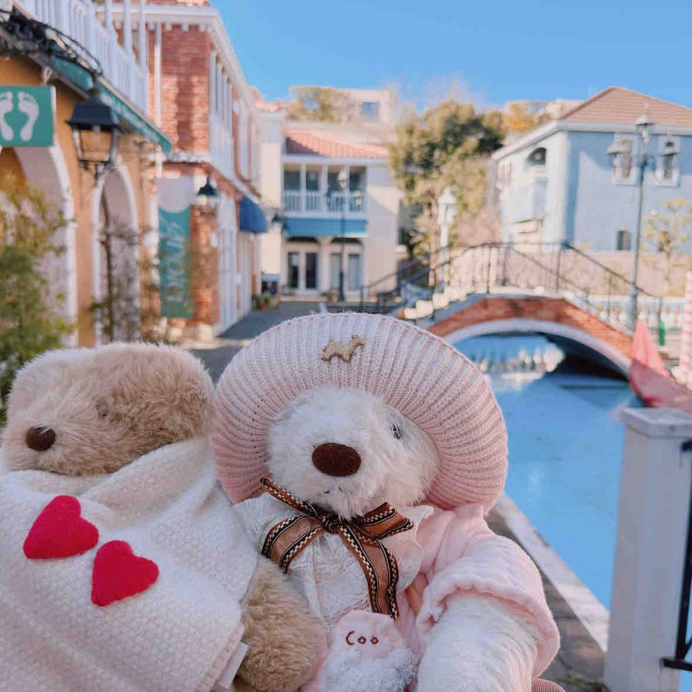 週末はお散歩へ行ってきたくぅ🫧
とっても大きなイスがって、ふわもこちゃん達みんなで座りたいなって思ったくぅ💕

1枚目はぽーちゃんが右向いちゃうからご主人がこっちだよ言ってるくぅ🤭
2枚目はお空を見上げるくぅー🫧
3枚目はまたまた富士山がみえたくぅ🗻

この日は、新しいお帽子やマフラーをお披露目できて嬉しかったくぅ💕