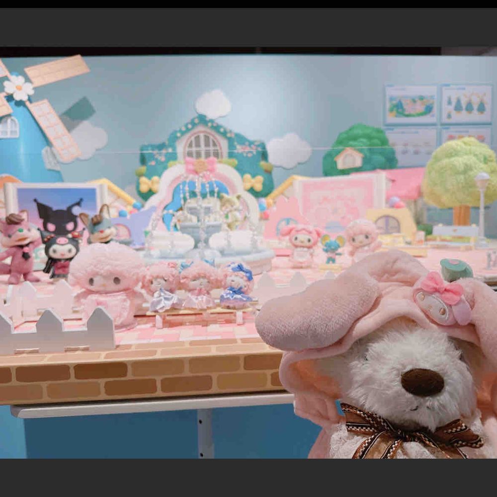 ミニチュア♡ワンダーランドのせてなかったお写真くぅ💗

1枚目は携帯でQRコードを読み込むとピアノちゃんが踊り出すくぅ🕺
くーもノリノリになっちゃったくぅ♪

4枚目はお家からつれてきたピアノちゃん達くぅ🐏
座れる小さなベンチがあって可愛いくお写真が撮れたくぅ💗
