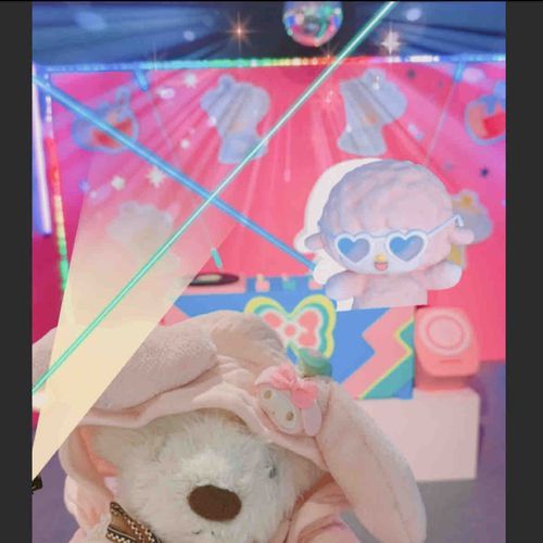 ミニチュア♡ワンダーランドのせてなかったお写真くぅ💗

1枚目は携帯でQRコードを読み込むとピアノちゃんが踊り出すくぅ🕺
くーもノリノリになっちゃったくぅ♪

4枚目はお家からつれてきたピアノちゃん達くぅ🐏
座れる小さなベンチがあって可愛いくお写真が撮れたくぅ💗
