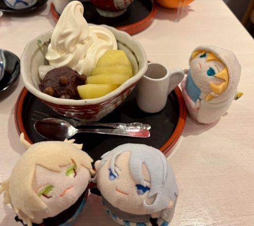 これはきのうたべたおやつだよ。おいしかったね。にせものくんがくろみつをかってにかけようとしているね。