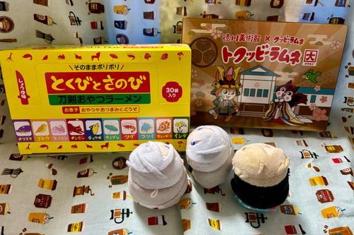 おやつのらーめんとらむねだよ。らむねのいれものはかんだから、たべおわったらいろいろしまっておこう。