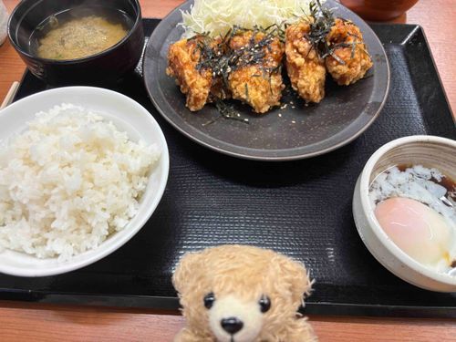 んまんま
おいちーねぇ
最近新しく来たクマばっかりで怒ってるのぉー！！
でも、かわいーよね。あの子ー