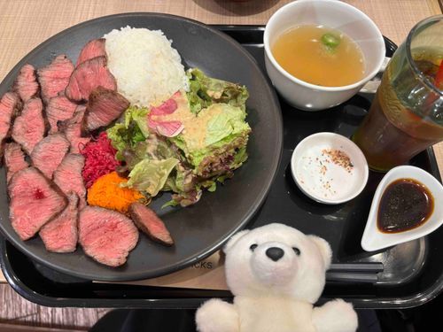 んまんまー！
お肉だぁぁぁぁ
スープはオクラスープだったよー
めずらしー