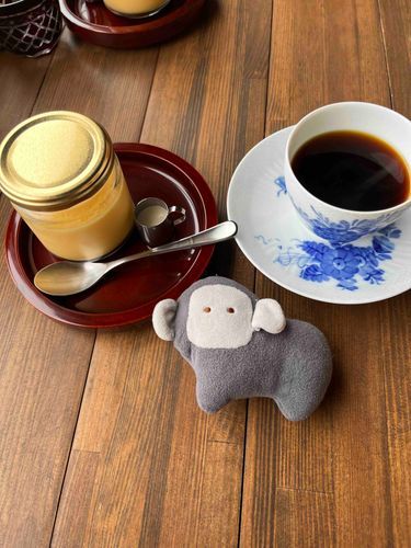 プリンとコーヒーを見せました
プリンには生クリームが添えてあって、途中でかけて更に美味しく食べました