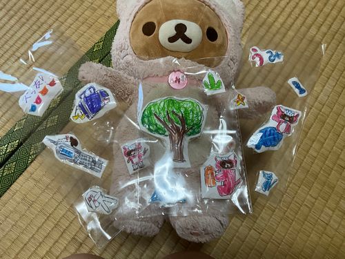 またにゃぐのグッズを作ってもらいました！今度はステッカー🐱
1番左はギャルにゃぐ！！ギャルにゃぐはルーズソックスを履いてます♥️ストラップつきのガラケーも！！💕
真ん中は山！！💕山頂まで登ったにゃぐがいます😊富士山と木もついてます🌳🗻
最後は海！！人魚にゃぐのボタンは貝殻！🐚上にあるタオルの柄も貝殻🐚ヒトデ、チンアナゴ、お魚さんもいます！！
投稿はできないけどこのグッズを使ってお家の中でお店を開きます👍🏻✨
どれくらい売れたか投稿するね〜💰
