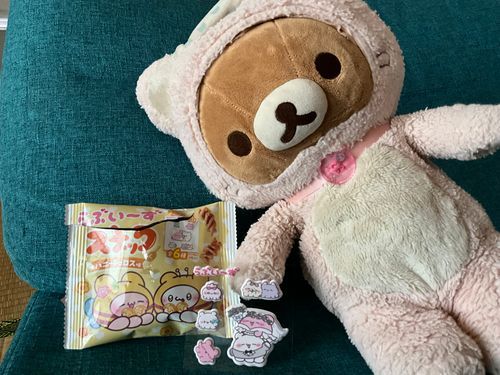 コンビニで、ハニーチュロス味のらぶいーずスナックを買いました✌️
シールがついてきたよ😚結婚式の絵かな？🤔可愛いです💕
お菓子は、甘いけど甘くなくて独特な味でした！👍🏻✨美味しかったよ😋
形は、クルクルしてる🌀
美味しかったからまた食べたいな😍