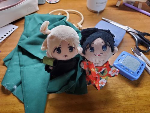 「はよ俺の服作ってぇや！」
 ｢糸と布持ってきたぞ｣

