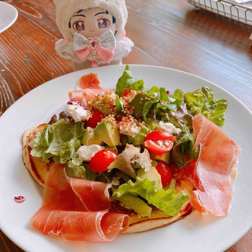 生ハムとアボカドのパンケーキです