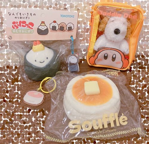 ケースに入れられて、スクイーズの一員みたいになってるアンディ🐶