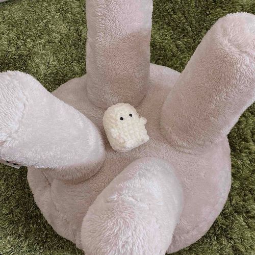 つぶされるまえに でかふわと なかよし なった
「いす」の かたちを もした ふわもこらしい



「いす」って なに