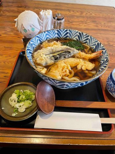 今日のお昼ごはん。
隠れ家のようなうどん屋さんで天ぷらうどん🍤🍲🍤

また行きたいね